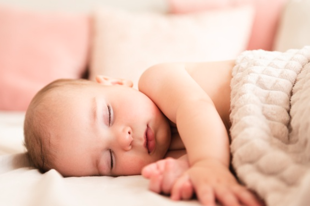 Sommeil de bébé, qui dort paisiblement grâce à nos conseils, repères et astuces sur le sommeil du bébé et de l'enfant